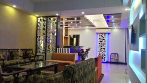 Desk, free WiFi, bed sheets - Nagar Valley Hotel Ltd. (Dhaka)