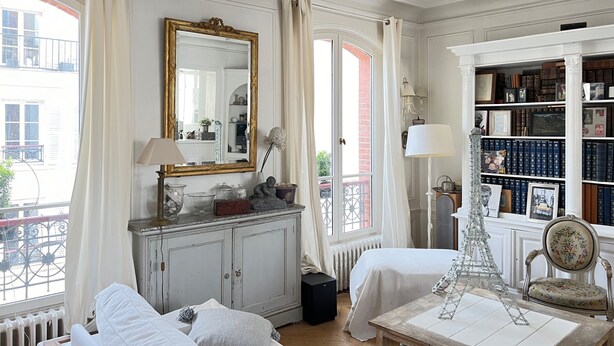 A room with a bed, a dresser, a bookshelf, and a window with curtains. - Charmant Appartement en Plein Coeur des Batignolles (Paris)