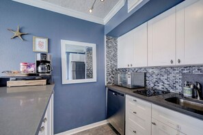 冷蔵庫、電子レンジ、オーブン、コンロ