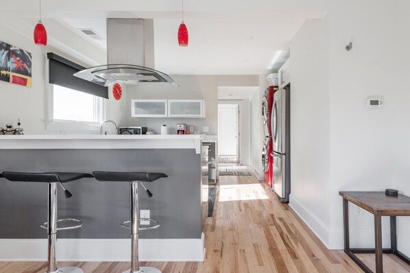 Apartment | 2 bedrooms - Downton Annie Apartment Three 2BD 1BA Parking (Asheville)