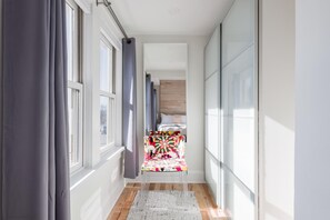 Apartment | 2 bedrooms - Downton Annie Apartment Three 2BD 1BA Parking (Asheville)