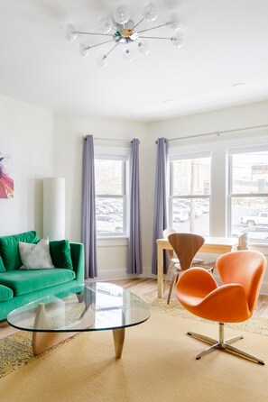 Apartment - Downton Annie Apartment Two 2BD 1BA Parking (Asheville)