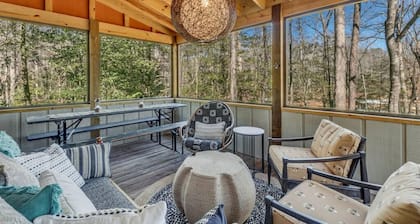 Bright Airy Waterfront Home Dog Friendly