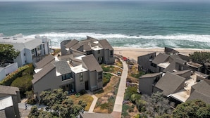 A residential area with modern houses, a beach, and the ocean. - Stunning Ocean View Townhome w/ Pool and Spa (Solana Beach)