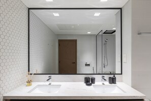 Comfort-Apartment, Stadtblick | Badezimmer