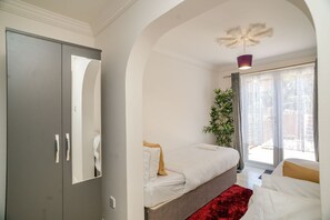 4 bedrooms, iron/ironing board, free WiFi, bed sheets