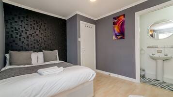 4 bedrooms, iron/ironing board, free WiFi, bed sheets