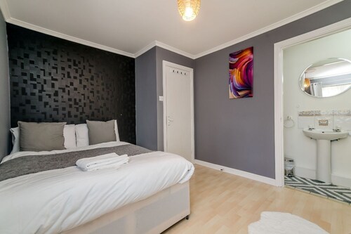 Beautiful 4-bed House in Birmingham