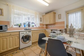 Fridge, microwave, oven, stovetop - Beautiful 4-bed House in Birmingham (Birmingham)