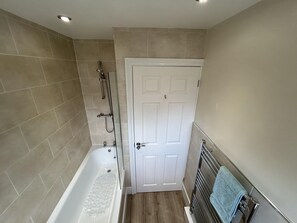 Apartamento | Banheiro | Chuveiro/banheira combinados, banheira de imersão, secador de cabelo 