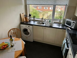 Appartement | Cuisine privée | Réfrigérateur, micro-ondes, four, plaque de cuisson