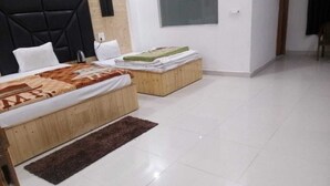 A bedroom with a bed, a wooden bench, and a rug. - The Bel Mount (Dhanaulti)