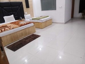 Family Room | Desk - The Bel Mount (Dhanaulti)
