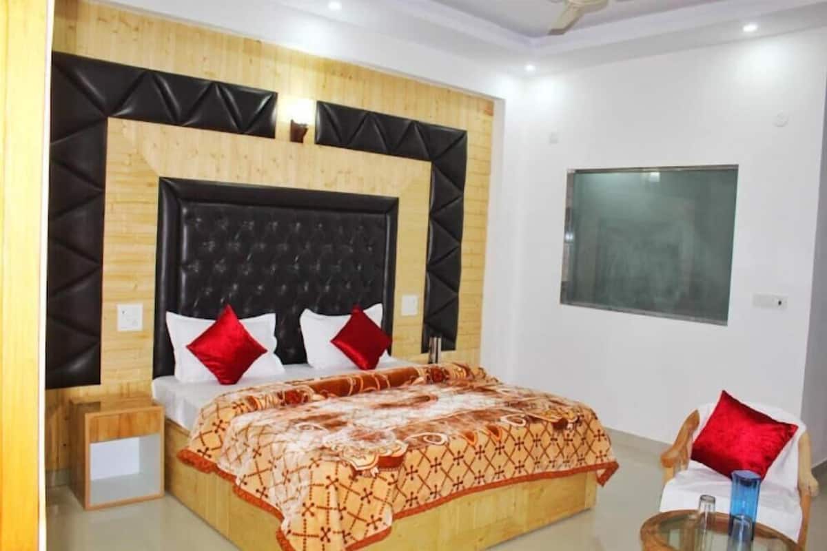 1 bedroom, desk