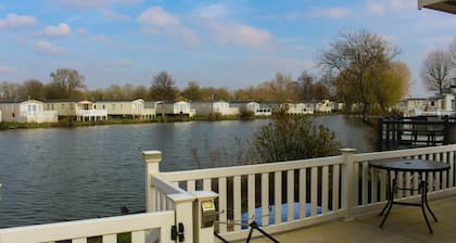 Stunning 2-bed Caravan on Hoburne Cotswold