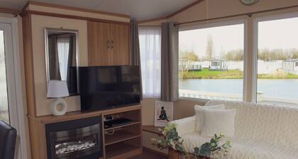 Stunning 2-bed Caravan on Hoburne Cotswold