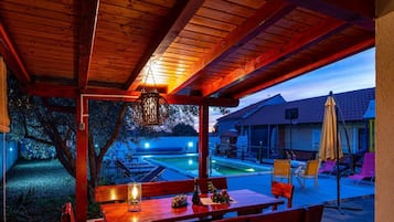 Biệt thự (Five Bedroom Villa with Swimming Pool) | Hồ bơi | Hồ bơi ngoài trời, dù/ô trên bãi biển/hồ bơi, ghế dài tắm nắng