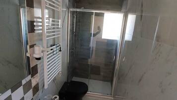 Kostenlose Toilettenartikel, Haartrockner, Hausschuhe