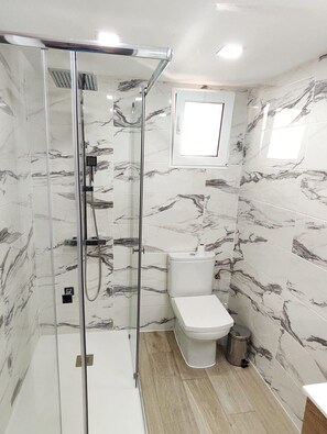 Perhehuoneisto | Kylpyhuone | Suihku, hierova suihkupää, hiustenkuivaaja, pyyhkeet