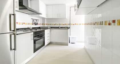 Elegant 4 beds train station upto 6 Pax