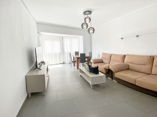 Elegant 4 beds train station upto 6 Pax