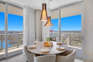 House | 3 bedrooms, Internet - Luxury w Stunning View Balcony Amazing Pools (Hollywood)