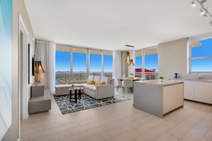 House | 3 bedrooms, Internet - Luxury w Stunning View Balcony Amazing Pools (Hollywood)