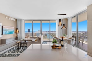 House | 3 bedrooms, Internet - Luxury w Stunning View Balcony Amazing Pools (Hollywood)