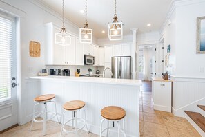 Een oven, een kookplaat, een vaatwasser, een broodrooster