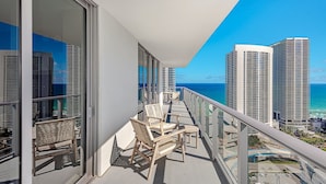 House | 2 bedrooms, desk, iron/ironing board, Internet - Wrap Around Balcony Insane Views Amazing Pools (Hollywood)