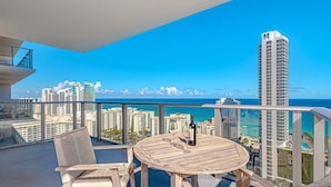 House | 2 bedrooms, desk, iron/ironing board, Internet - Wrap Around Balcony Insane Views Amazing Pools (Hollywood)