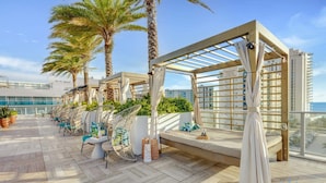 House | 2 bedrooms, desk, iron/ironing board, Internet - Wrap Around Balcony Insane Views Amazing Pools (Hollywood)