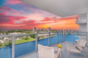 Unclassified image, 4 of 127, button - Corner Balcony -enjoy 360 Views Near Beach Pool (Hollywood)