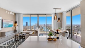 House | 3 bedrooms, Internet - Luxury w Stunning View Balcony Amazing Pools (Hollywood)