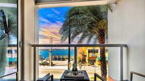 2 bedrooms, desk, Internet - Apartment w Bay View Balcony Pool Up To 6 Gym (Hollywood)