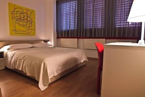 Desk, soundproofing, free WiFi, bed sheets