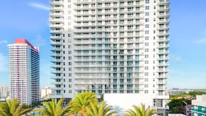 House | 3 bedrooms, desk, iron/ironing board, Internet - Luxury 3 Br Corner Balcony Panoramic View Pools (Hollywood)