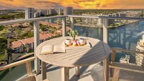 House | 2 bedrooms, desk, iron/ironing board, Internet - High Floor With Stunning Views Amazing Pools (Hollywood)