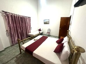 Habitación doble estándar, vista a la montaña | Camas Select Comfort, muebles diferentes, escritorio y insonorización 