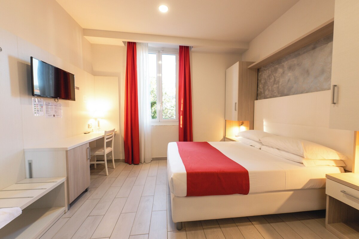 Chambre classique, vue sur le jardin | Coffre-fort, bureau, accès au Wi-Fi (inclus), literie fournie