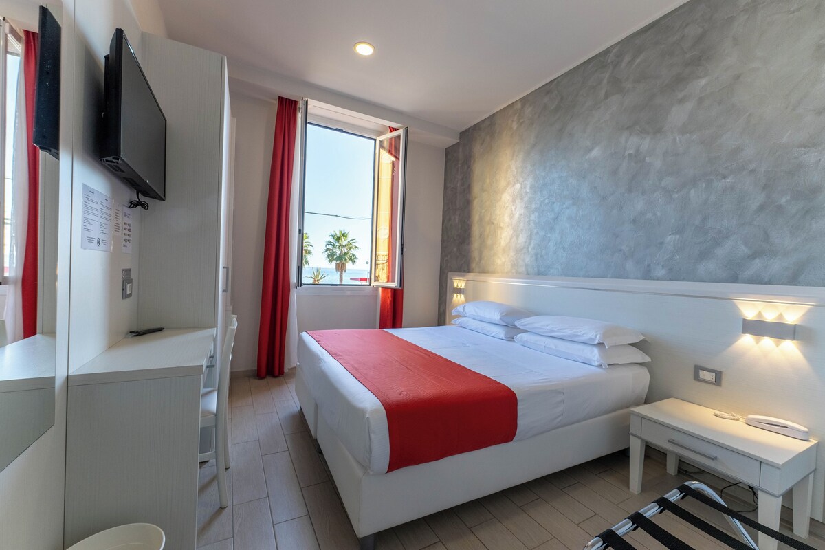 Chambre Standard, vue sur la mer | Coffre-fort, bureau, accès au Wi-Fi (inclus), literie fournie