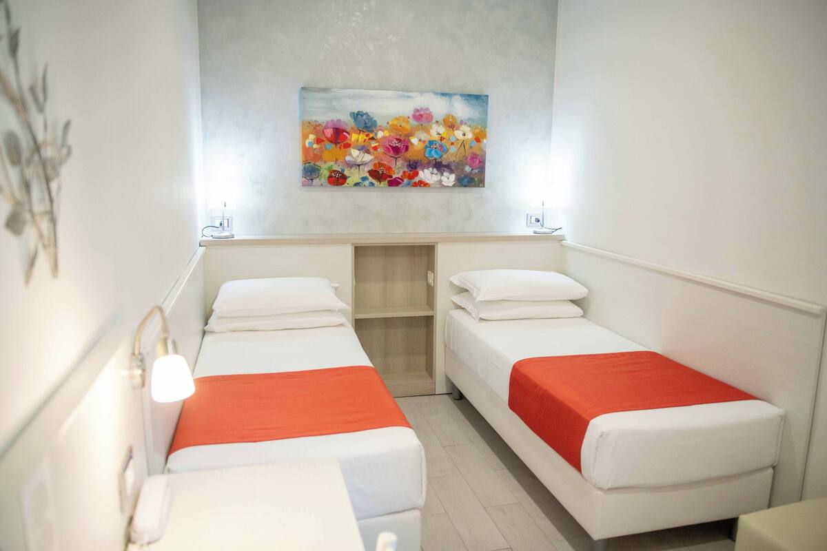 Quarto duplo básico | Cofres nos quartos, escrivaninha, espaço de trabalho para notebook