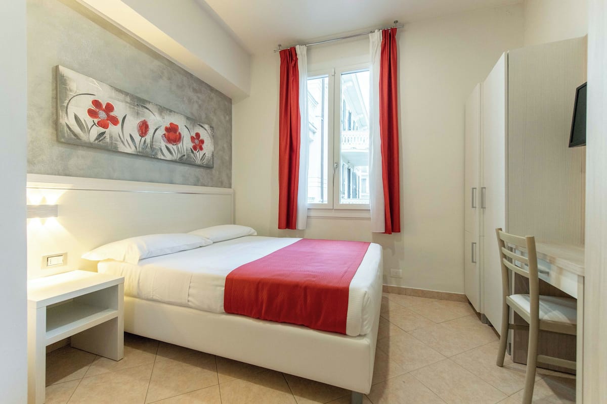 Quarto solteiro conforto | Cofres nos quartos, escrivaninha, espaço de trabalho para notebook