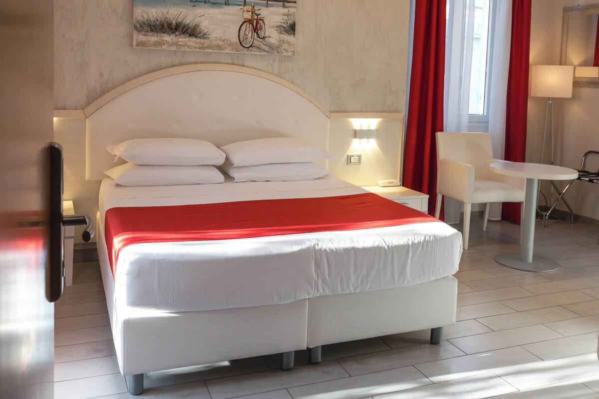 Quarto casal ou duplo superior | Cofres nos quartos, escrivaninha, espaço de trabalho para notebook