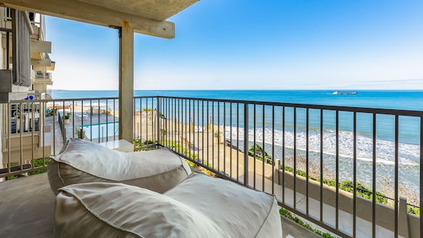A balcony with a view of the beach and ocean. - Del Mar Beach Club Condo with Ocean Views & Pool (Solana Beach)