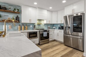 Refrigerador, microondas, horno y parrilla de estufa 
