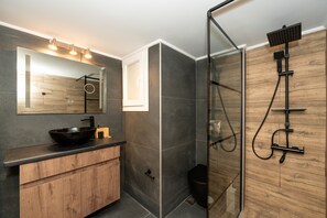 Appartement supérieur | Salle de bain | Douche, douche cascade, séchoir à cheveux, serviettes fournies