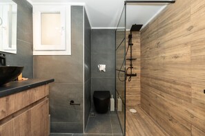 Apartamento superior | Baño | Ducha, cabezal de ducha tipo lluvia, secador de pelo y toallas