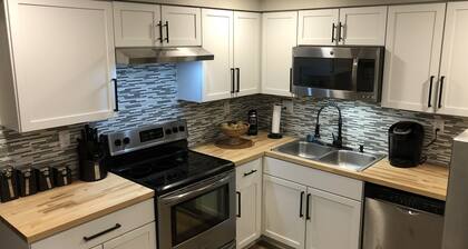 Quaint recently renovated house walking distance to Lake Shore Park.