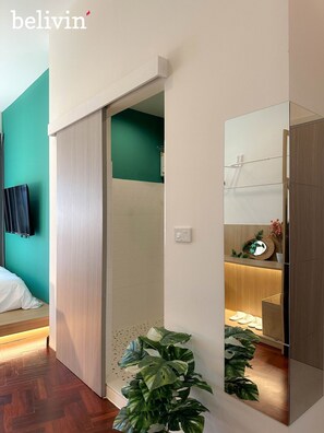 1 bedroom, iron/ironing board, WiFi, bed sheets - Cozy and large bed. Working space, 350m to MRT and Chinatown  (Krung Thep Maha Nakhon)